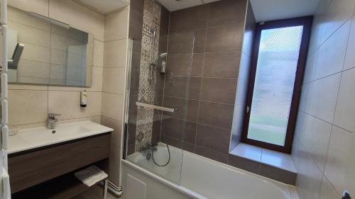 Ένα μπάνιο στο Logis Hôtel Auberge de l'Allagnonette