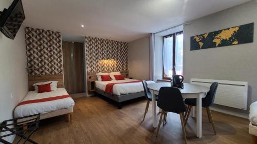 Postel nebo postele na pokoji v ubytování Logis Hôtel Auberge de l'Allagnonette