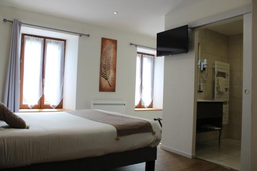 Ένα ή περισσότερα κρεβάτια σε δωμάτιο στο Logis Hôtel Auberge de l'Allagnonette