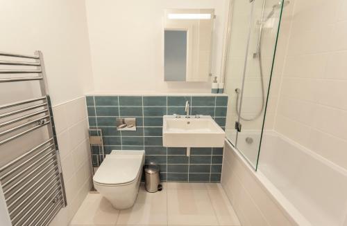 Ένα μπάνιο στο 12 Middlecombe - Luxury Apartment at Byron Woolacombe, only 4 minute walk to Woolacombe Beach!