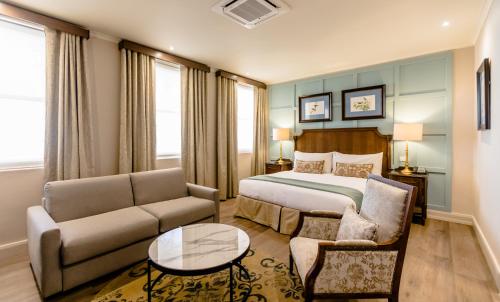 ヨハネスブルグにあるGold Reef City Theme Park Hotelのベッドとソファのあるホテルの部屋