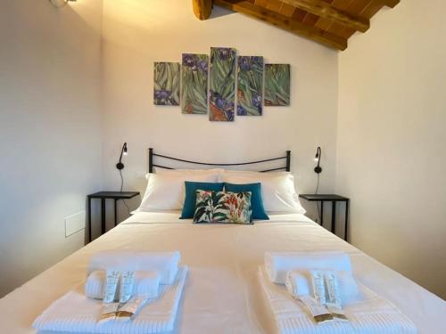 ein Schlafzimmer mit einem großen weißen Bett mit zwei Kissen in der Unterkunft Relax&Business [Wi-fi, TV HD, Parcheggio gratuito] in Capannori