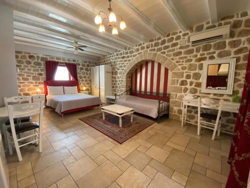 una camera con due letti e un tavolo in una stanza di Myral Guesthouse a Nauplia