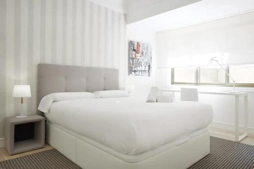 Кровать или кровати в номере Apartamento frente a La Concha con terraza- Marina 4