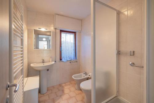 a bathroom with a sink and a toilet and a shower at CASA BELL - Appartamento con parcheggio privato e bike room in Finale Ligure