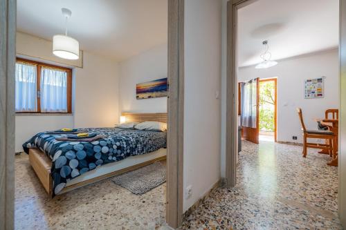 a bedroom with a bed and a mirror at CASA BELL - Appartamento con parcheggio privato e bike room in Finale Ligure