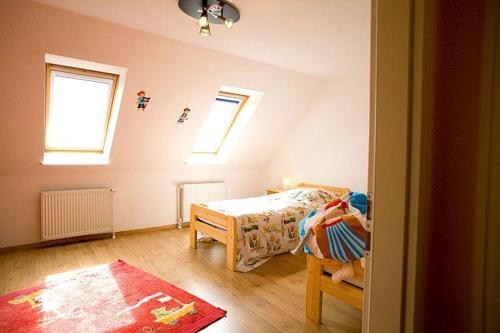 シャルボイツにあるReihenhaus-Aalwegの小さなベッドルーム(ベッド1台、窓2つ付)が備わります。