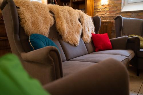 a couch with faux fur on it with two pillows at Apartment Felswelten in Bielatal