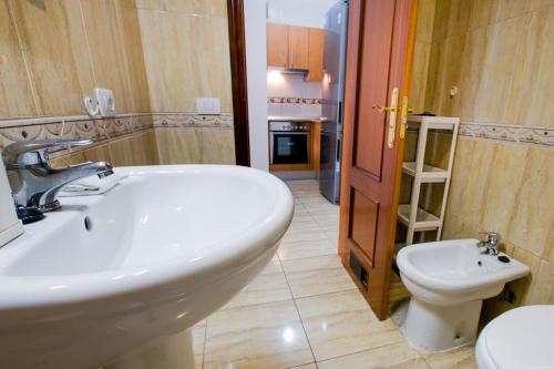 een badkamer met een wastafel en een toilet bij Palm Mar Romantic Suite A11 in Palm-mar
