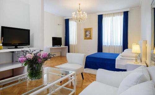 een woonkamer met een bank, een bed en een tv bij Palace Schön Milesi - esense of prestige - BURALUX properties in Split