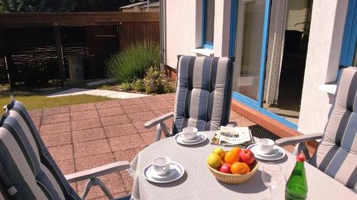 een tafel met een fruitschaal op een patio bij Ferienhaus Schüler mit Terrasse und Garten in Zinnowitz