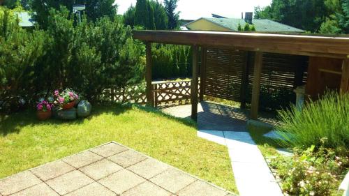 een achtertuin met een houten hek en een aantal planten bij Ferienhaus Schüler mit Terrasse und Garten in Zinnowitz