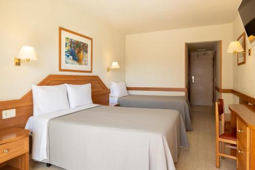 una camera d'albergo con due letti e un bagno di htop Royal Star & SPA #htopFun a Lloret de Mar