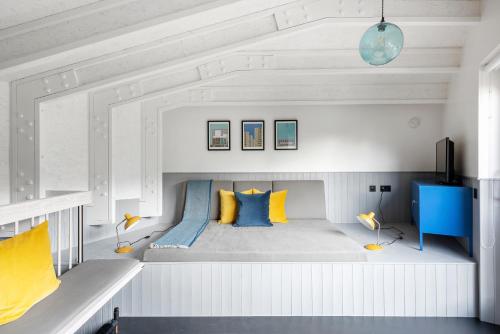 um quarto com uma cama com almofadas amarelas e azuis em Deep Lock Studio em Bath