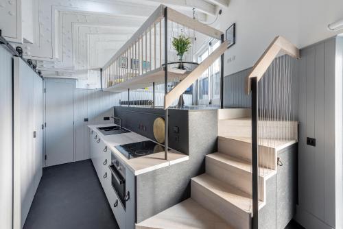 una cocina con escalera y caja de escalera en Deep Lock Studio, en Bath