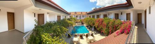 uma vista sobre um pátio com uma piscina em EON DALYAN BOUTIQIE HOTEL em Ortaca