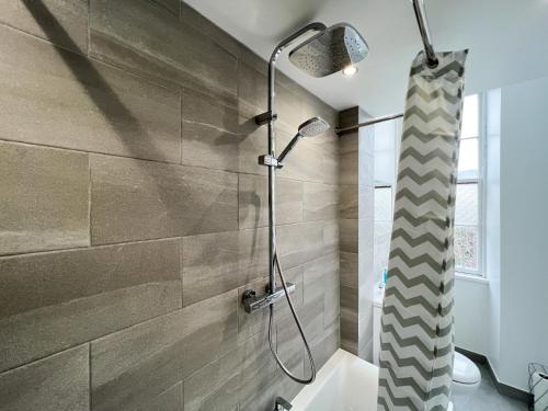 格拉斯哥的住宿－Premium 2BR Flat in the City Centre，带淋浴和浴帘的浴室