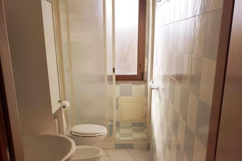 un piccolo bagno con servizi igienici e lavandino di Appartamento “Aqua Clara” a Càbras