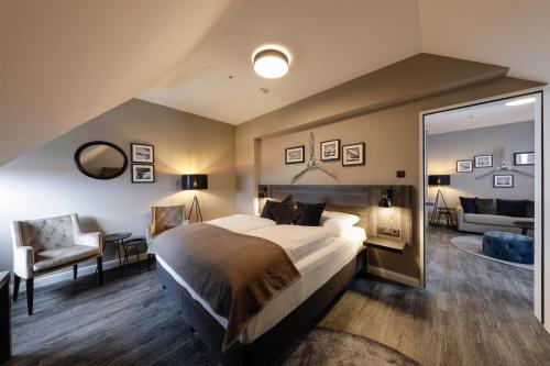 a bedroom with a large bed and a mirror at Airporthotel Berlin-Adlershof in Berlin
