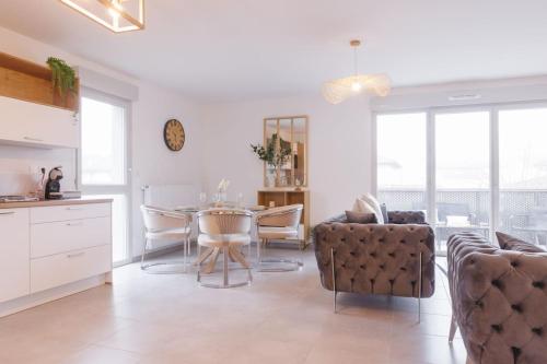 cocina y sala de estar con mesa y sillas en Superbe appartement 2 chambres - parking gratuit en Bourg-en-Bresse
