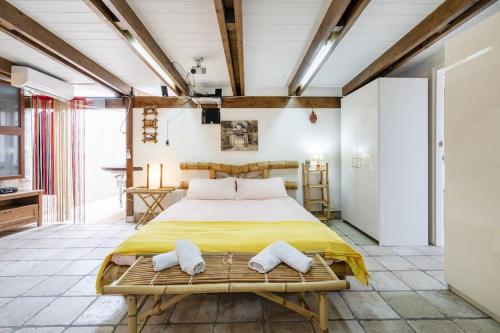 Postel nebo postele na pokoji v ubytování Music House a Castellana Grotte confinante via per Turi 500m dalle Grotte