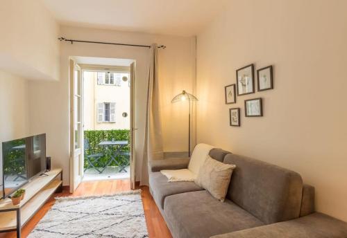 un salon avec un canapé et une télévision dans l'établissement L13 Central flat 5mins walk to beach AC/Balcon/WIFI, à Nice