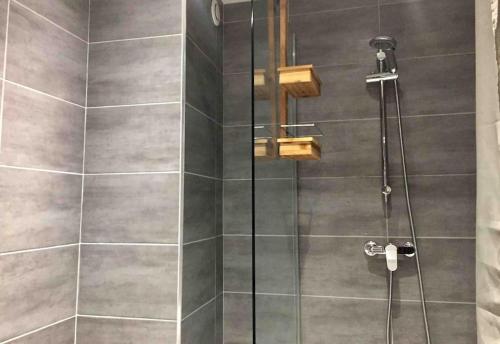 une salle de bain avec une douche avec une porte vitrée dans l'établissement L13 Central flat 5mins walk to beach AC/Balcon/WIFI, à Nice