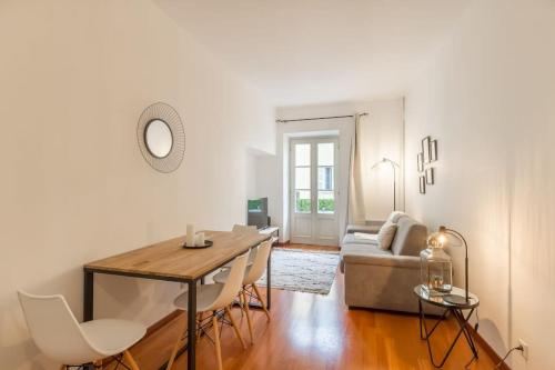 un salon avec une table et un canapé dans l'établissement L13 Central flat 5mins walk to beach AC/Balcon/WIFI, à Nice