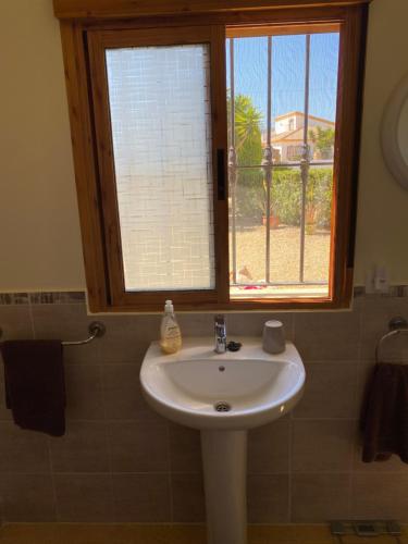 La salle de bains est pourvue d'un lavabo et d'une fenêtre. dans l'établissement Casa Sol y Luna, à Arboleas