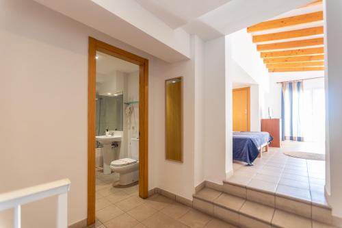 パゲラにあるINNER Niza Pagueraのバスルーム(ベッド1台付)、トイレが備わります。