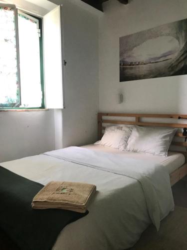 1 dormitorio con 2 camas y bandeja. en GetWet SurfCamp II en Costa da Caparica