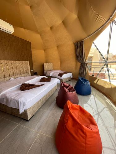 Ένα ή περισσότερα κρεβάτια σε δωμάτιο στο Adel rum camp bubbles