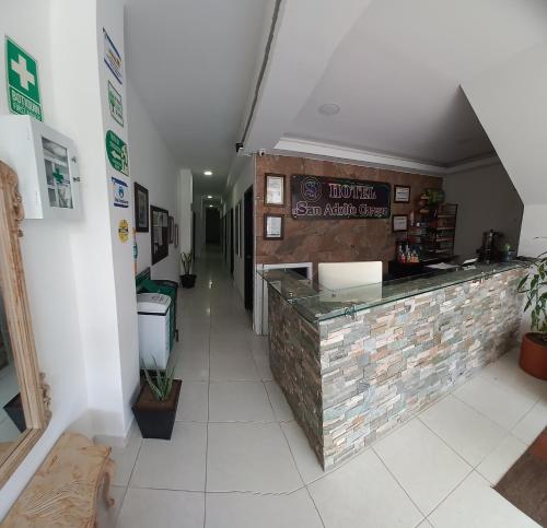 ein Restaurant mit einer Theke und einem WC in einem Zimmer in der Unterkunft Hotel San Adolfo Carepa in Carepa