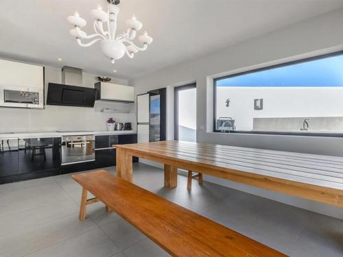 Η κουζίνα ή μικρή κουζίνα στο Modern Villa with sea views