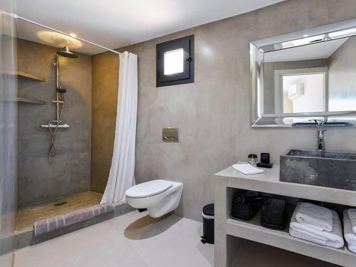 La salle de bains est pourvue de toilettes, d'un lavabo et d'une douche. dans l'établissement Modern Villa with sea views, à San José