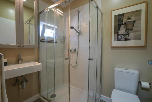 y baño con ducha, aseo y lavamanos. en Quinta da Bicuda, en Cascais
