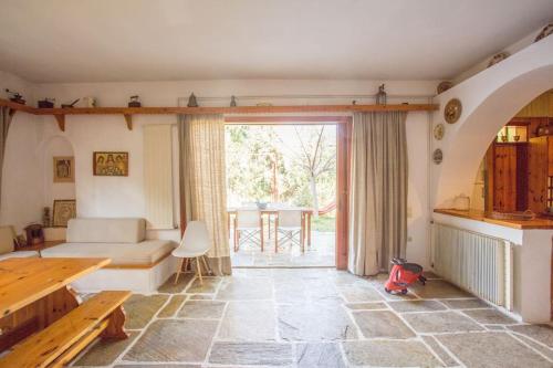 een woonkamer met een bed en een tafel bij A family paradise! in Áyios Andréas