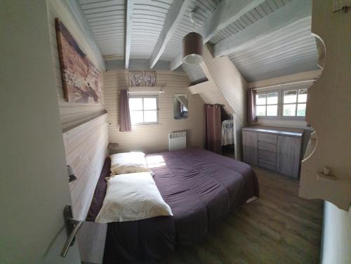 - une chambre avec un grand lit dans une maison dans l'établissement Chalet Oustaou Campan La Mongie Col du Tourmalet, à Campan