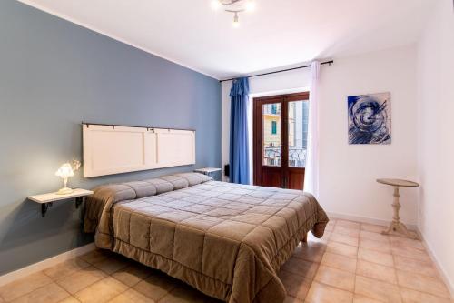 Schlafzimmer mit einem Bett und einer Leinwand in der Unterkunft Arianna's House Historical Market in Palermo