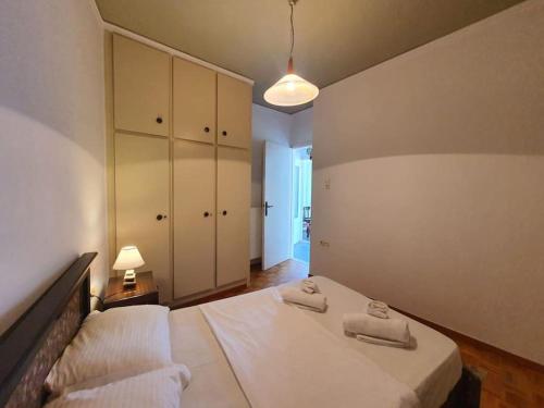 1 dormitorio con 1 cama con 2 toallas en Cozy Small Apartment City Center en Heraclión