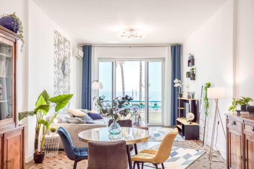 un salon avec une table et des chaises dans l'établissement L14 2P Promenade Vue Mer climatisé, spacieux/ Balcon, à Nice