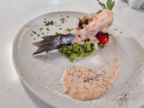 Comida en o cerca de este hotel