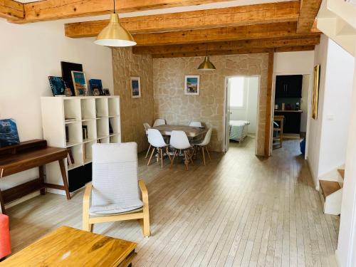 un salon avec une table et des chaises dans l'établissement Duplex La Ciotat - superbe 85 m2 - 6 pers - 3 chambres - Climatisation - Vue mer et proche du vieux port La Ciotat, à La Ciotat