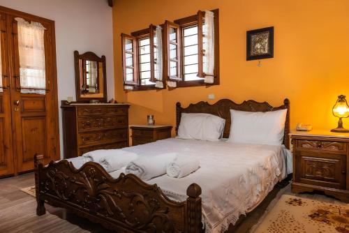 1 dormitorio con cama, tocador y espejo en Sunshine Villa en Vasilikós