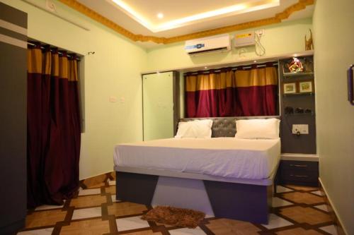 1 dormitorio con 1 cama grande en una habitación en Goroomgo Bottom Up Villa Swimming Pool Bhubaneswar, en Bhubaneshwar
