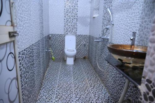 łazienka z toaletą i umywalką w obiekcie Goroomgo Bottom Up Villa Swimming Pool Bhubaneswar w mieście Bhubaneswar