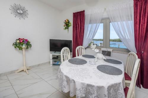 Televisyen dan/atau pusat hiburan di Apartment Iryna
