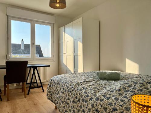 - une chambre avec un lit, un bureau et une fenêtre dans l'établissement COC - La Rafale, à Wissant