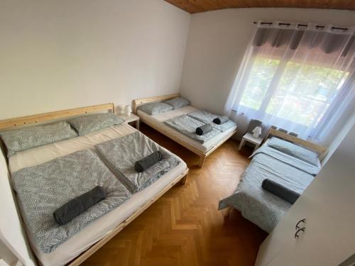 una camera con due letti e una finestra di Apartma Magnolija a Nova Gorica