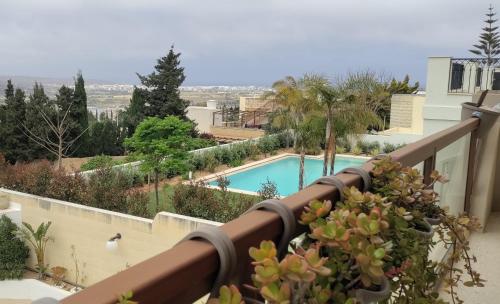 d'un balcon avec vue sur la piscine. dans l'établissement Homestay Naxxar, à Naxxar